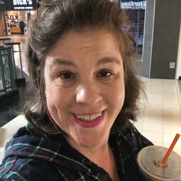 Meet your Posher, Liz - Picture 2 of 2